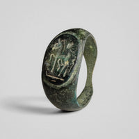 Roman bronze ring Equinor, upright view of the bezel with equestrian figure and green patina