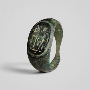 Roman bronze ring Equinor, upright view of the bezel with equestrian figure and green patina