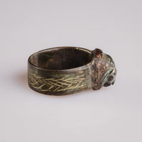 Roman bronze ring Leontios, profile view of the flat-band hoop with chevron engraving