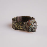 Roman bronze ring Leontios, side view showing herringbone-incised shoulder and lion bezel