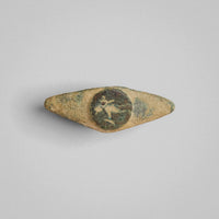 Roman bronze ring Verecundus, horizontal view of engraved standing figure on disc bezel