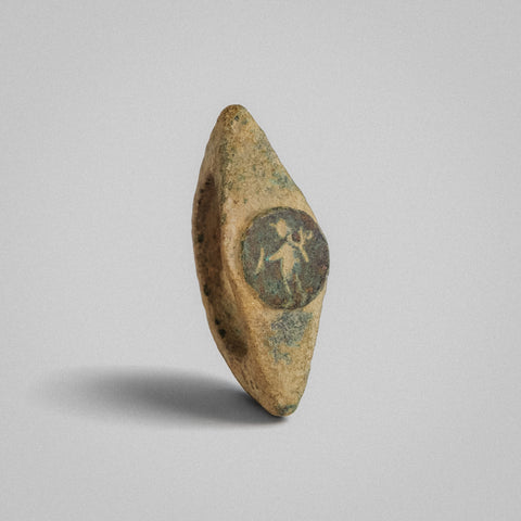 Roman bronze ring Verecundus, oblique view of raised disc bezel with engraved standing figure