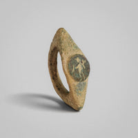 Roman bronze ring Verecundus, oblique view of the engraved standing figure on the disc bezel and the hoop