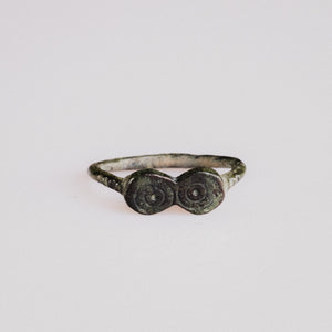 Roman bronze ring Numerius with bilobate bezel and ring-and-dot motifs, front view
