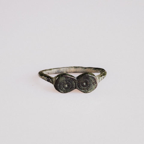 Roman bronze ring Numerius with bilobate bezel and ring-and-dot motifs, front view
