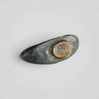 Roman bronze ring Vultinus, angled view of massive rounded shoulders and raised bezel