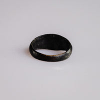 Roman bronze ring Velthur, back view of narrow band with malachite and cuprite corrosion