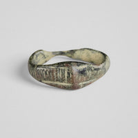 Roman bronze ring Vindex, front view of both hatched shoulder panels flanking the apex