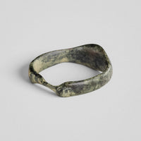 Roman bronze ring Vindex, oblique view of the thin plain rear band