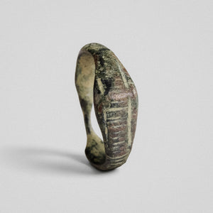 Roman bronze ring Vindex, side view of gabled apex and worn hoop