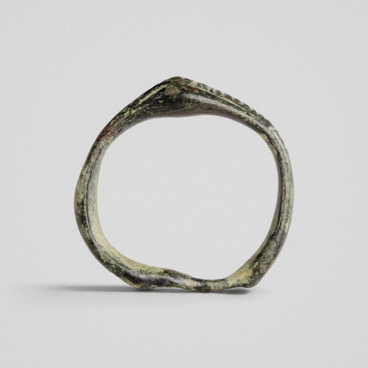 Roman bronze ring Vindex, upright view of the gabled head and the pinched, out-of-round hoop