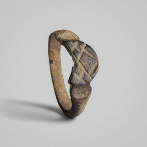 Roman bronze ring Vitricus standing upright showing incised lattice oval bezel