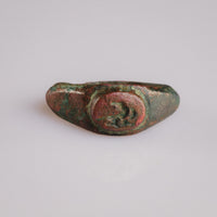 Roman bronze signet ring Corvinus with bird motif engraved on oval bezel