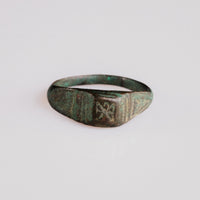 Roman bronze signet ring Numerius with incised cross motif on flat rectangular bezel