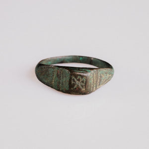 Roman bronze signet ring Numerius with incised cross motif on flat rectangular bezel