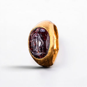 Roman gold ring with red garnet intaglio of Fortuna, three quarter view