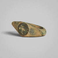 Roman bronze ring Verecundus, angled view of the engraved standing figure on the disc bezel