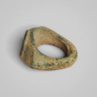 Roman bronze ring Verecundus, oblique view of the hoop and angular shoulder with green patina