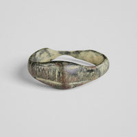 Roman bronze ring Vindex, front view of the lozenge-shaped head with worn transverse crest and ladder panels