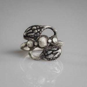 Roman silver double serpent ring Ophidius, front view of confronted snake heads and central granulation cluster