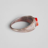 Roman silver ring Marinus, overhead view of hoop and set carnelian gem