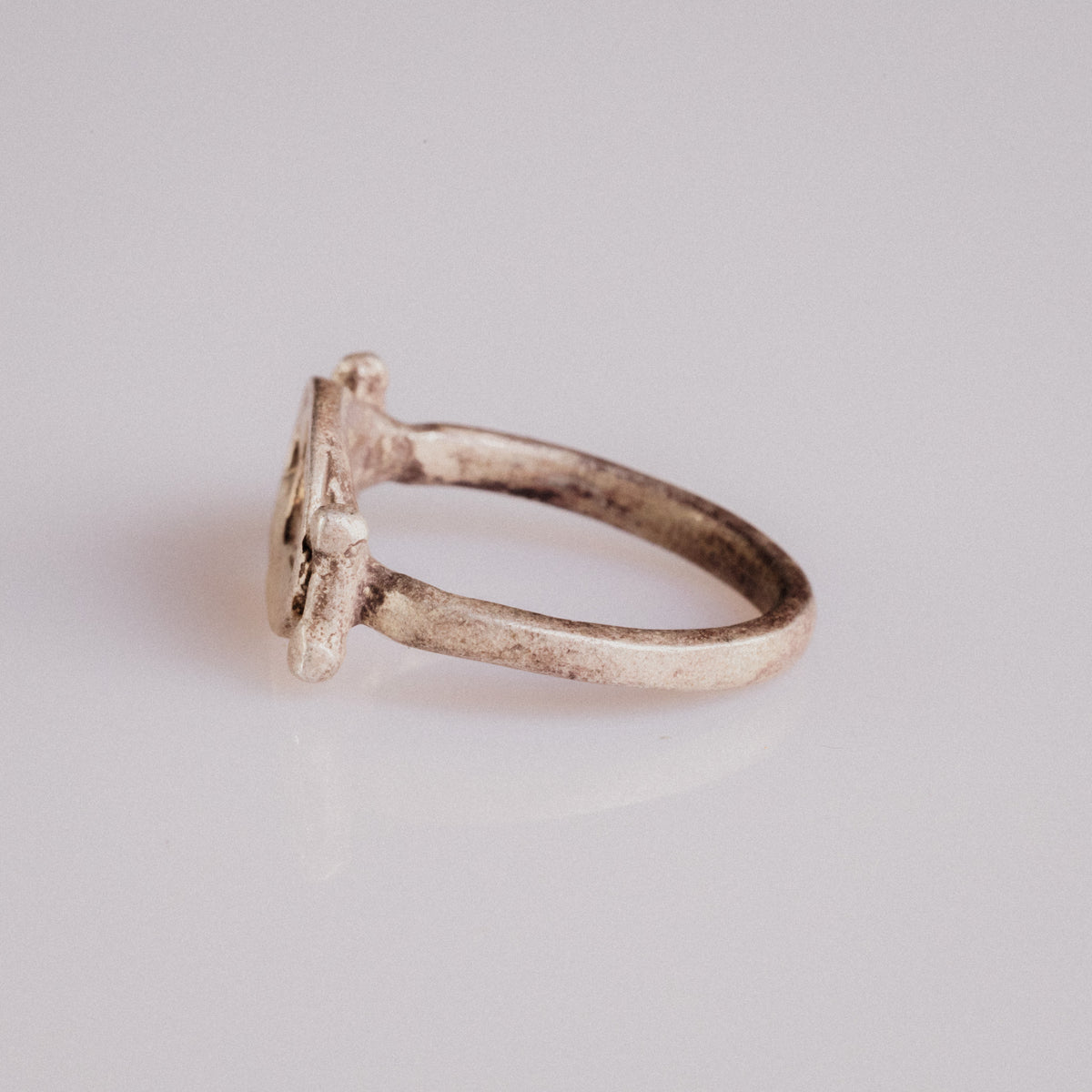 Roman silver ring Numeria viewed from the side, revealing shoulder projections and worn patina