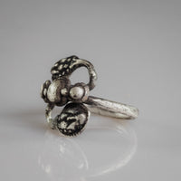 Roman silver serpent ring Ophidius, close view of granulation cluster between the two snake heads