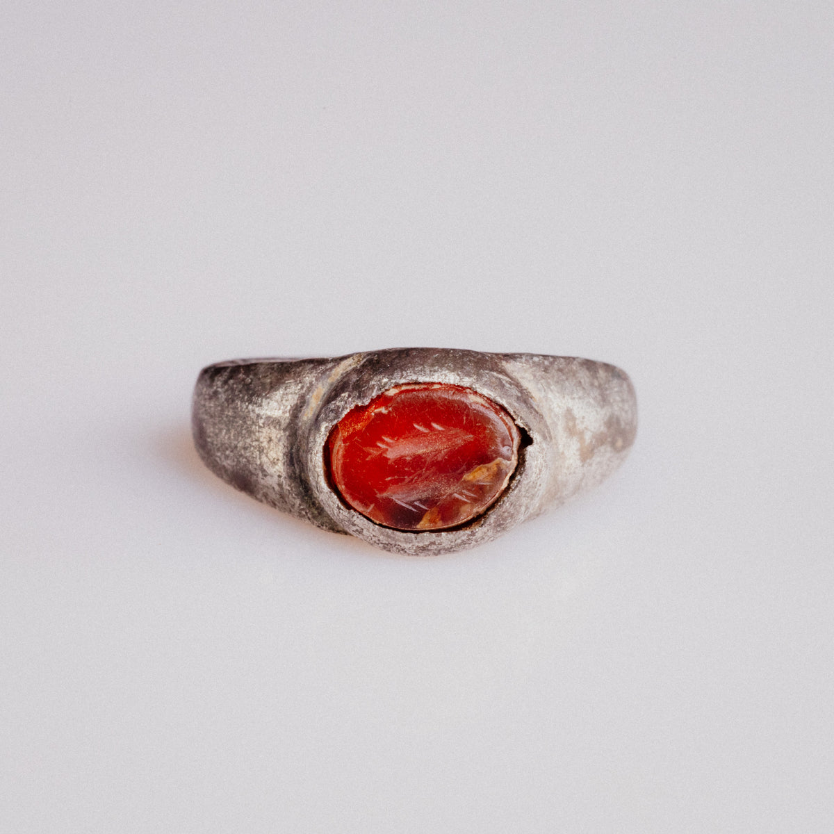 Roman silver signet ring Pisculus with carnelian intaglio of two fish, top view