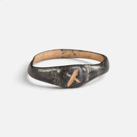 Byzantine bronze ring 'Isidoros' shows the incised X-shaped mark on its small bezel from the front.