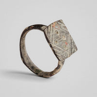 Side profile of medieval bronze ring Radvan showing plain hoop and hatched bezel border