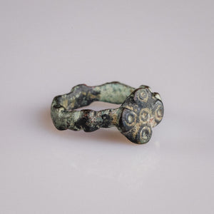 Side view of medieval bronze ring Quintus with ribbed cable hoop and green malachite patina
