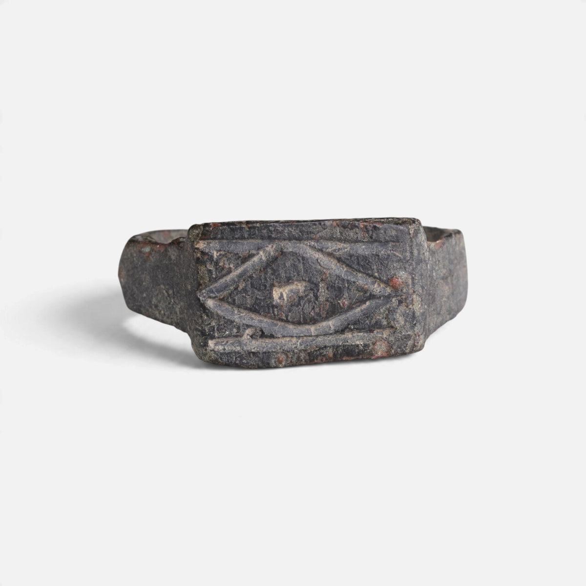 Roman bronze ring 'Lucina' shows crossed geometric grooves on its rectangular bezel from the front.
