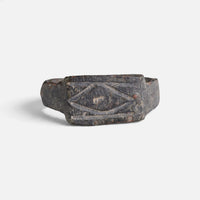 Roman bronze ring 'Lucina' shows crossed geometric grooves on its rectangular bezel from the front.