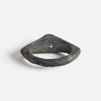 Roman bronze ring 'Hesperia' shows its inner shoulders and the plain back of the bezel.