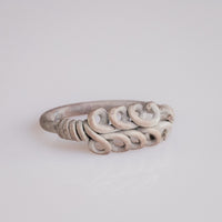 Roman silver wire ring 'Nodus' shows both loop rows and a wound shoulder collar from the front.