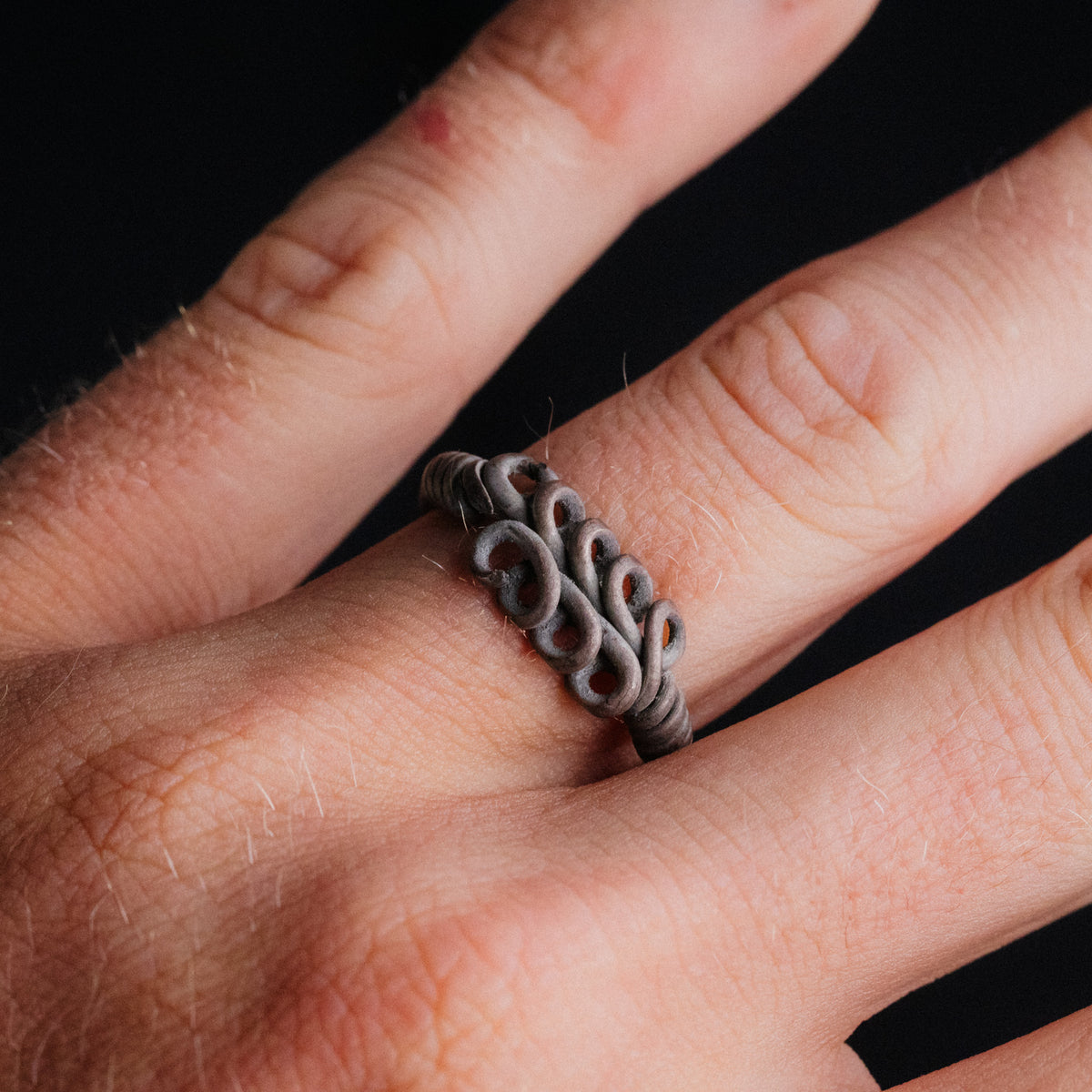 Roman silver wire ring 'Nodus' shows both loop rows while worn on a finger.