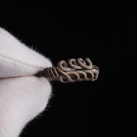 Roman silver wire ring 'Nodus' shows both loop rows and a wound collar against a black background.